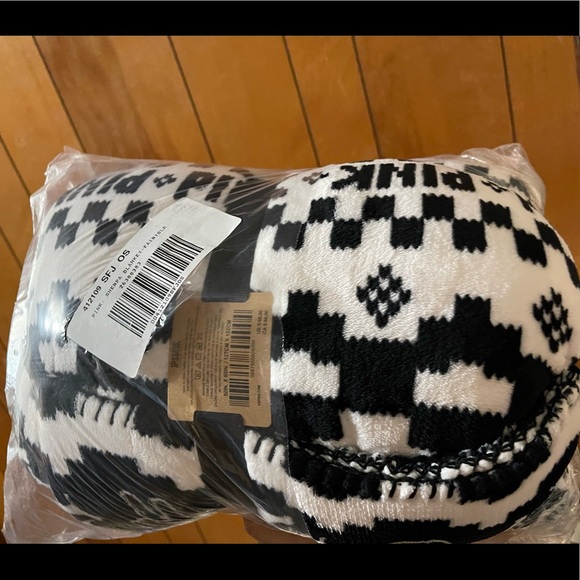 NWT VICTORIA'S SECRET VS PINK Sherpa Blanket - Picture 5 of 8